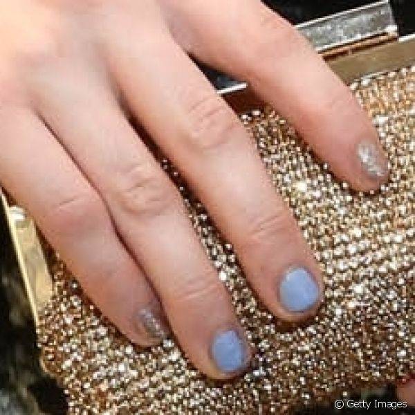 Em 2013 Carly Rae Jepsen comparecu à inauguração de uma loja usando uma nail art que misturava azul e dourado no modelo filhas gêmeas